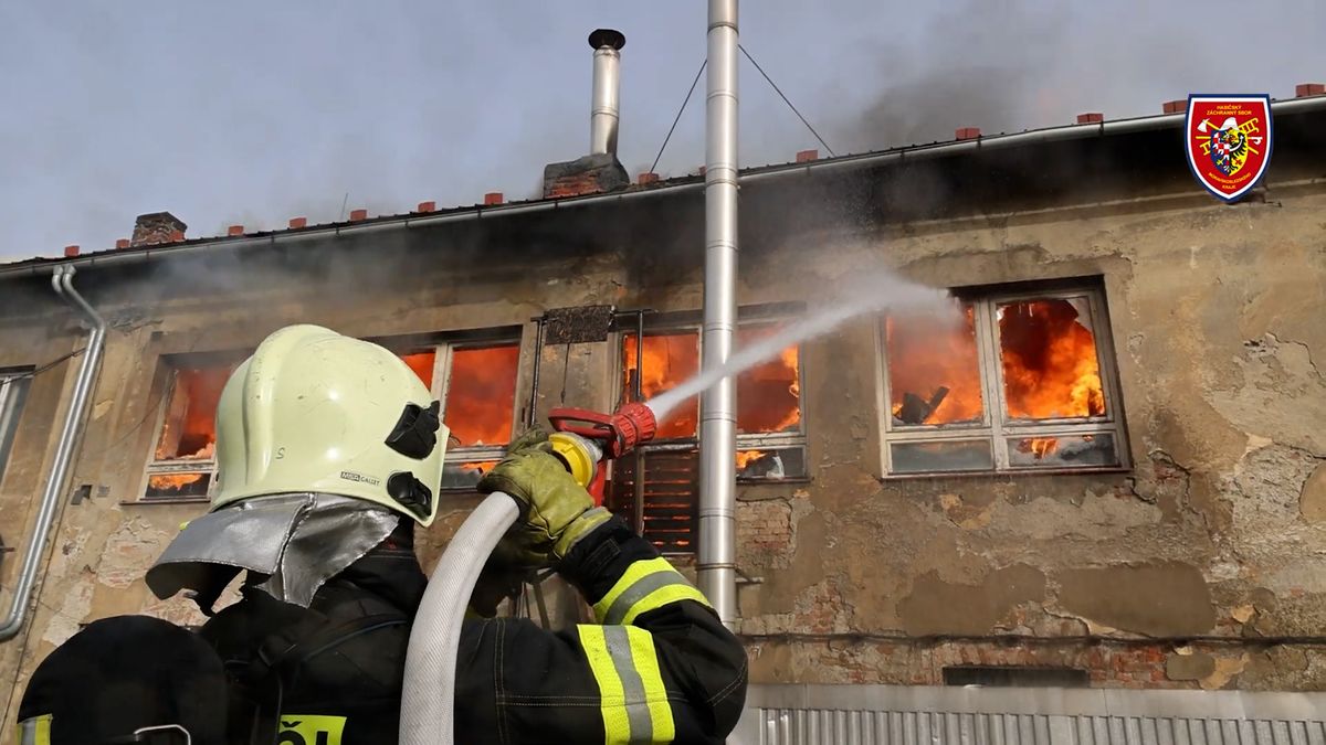 Hasiči likvidují požár pily ve Frýdlantu nad Ostravicí